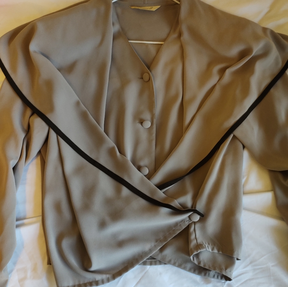 Japanese wrap blouse. Mushroom blouse with chocolate brown trim - Picture 6 of 8